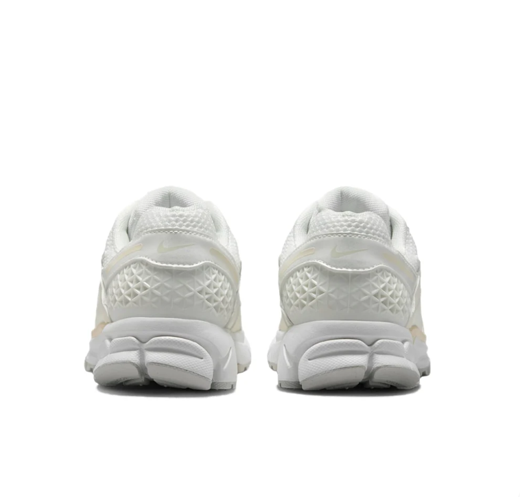 Nike Low-Top Sneakers - Cream/White